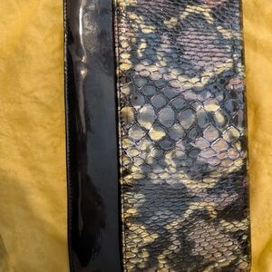 Reptile Habitat Decor with Black and Yellow Pattern